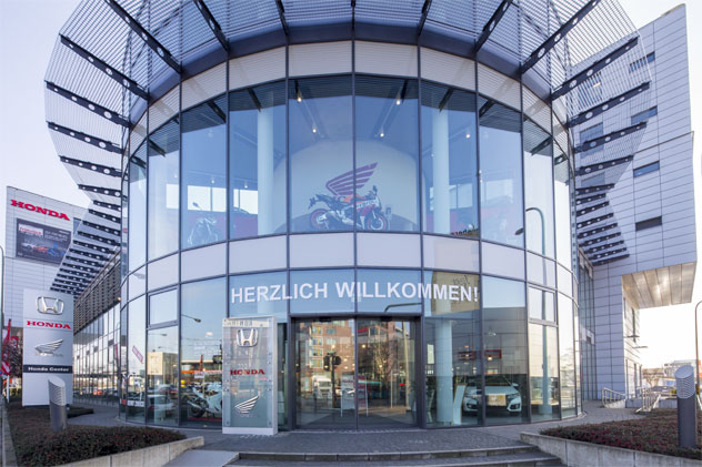 Bild zeigt den Eingang des Honda Gebäudes in Frankfurt am Main.