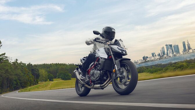 CB750 Hornet fährt auf Strasse