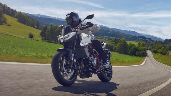 CB750 Hornet fährt im Wald